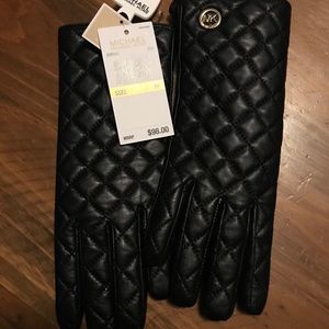 MICHAEL KORS QUILTED LEATHER MK CHARM GLOVES